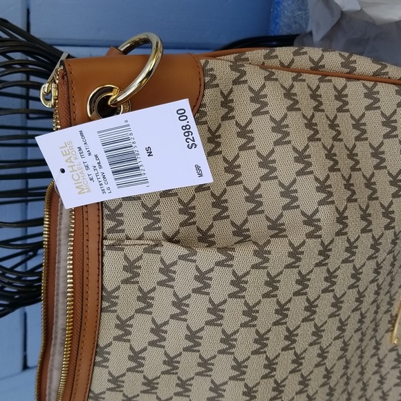 NWT Michael Kors Beige/Brown Signature Coated Canvas and Leather Jet Set Hobo - Picture 11 of 12